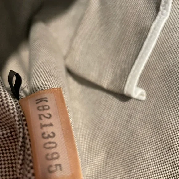 Dooney & Bourke white large shoulder bag. - Picture 9 of 11